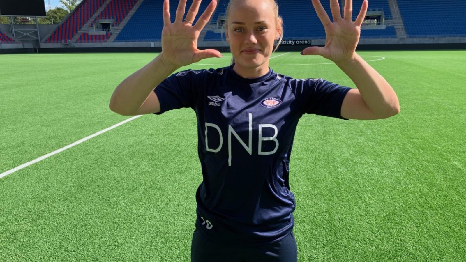 Victoria Ludvigsen #10 gir deg 10 gode grunner til hvorfor DU bør dra på kamp i helga. Foto: Vålerenga Fotball