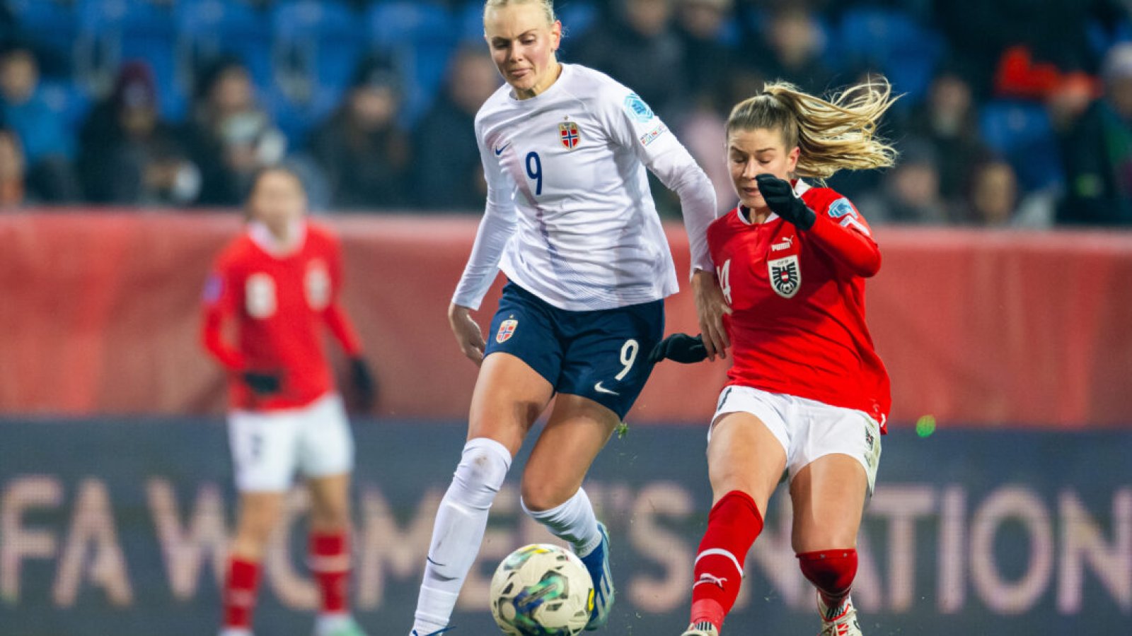 231205 Karina Sævik of Norway and Marie Höbinger of Austria during the UEFA Women’s Nations League football match between Austria and Norway on December 5, 2023 in Sankt Pölten. Photo: Vegard Grøtt / BILDBYRÅN / kod VG / VG0568