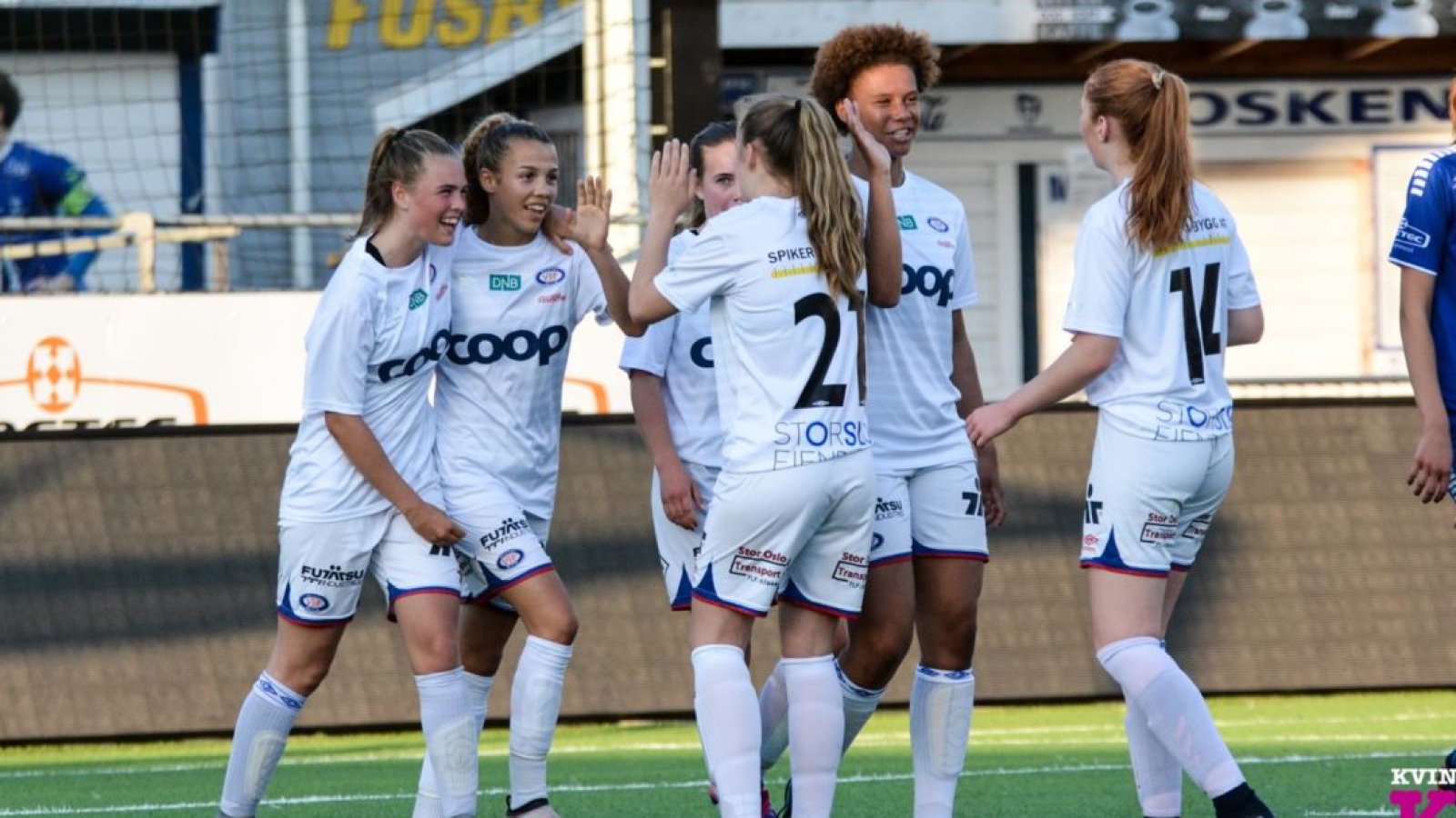 Jubel etter Vålerengas første scoring i den første cupkampen mot Sarpsborg 08. Foto: Kvinneidrett.no