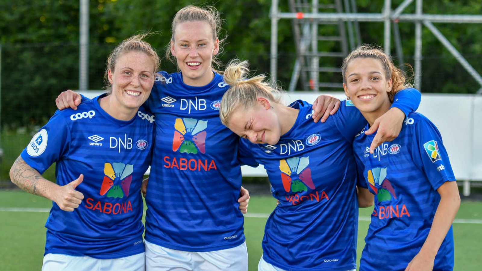 De fire målscorerne mot Lyn Isabell, Stine, Marie og Celin. Foto: Morten Mitchell Larød