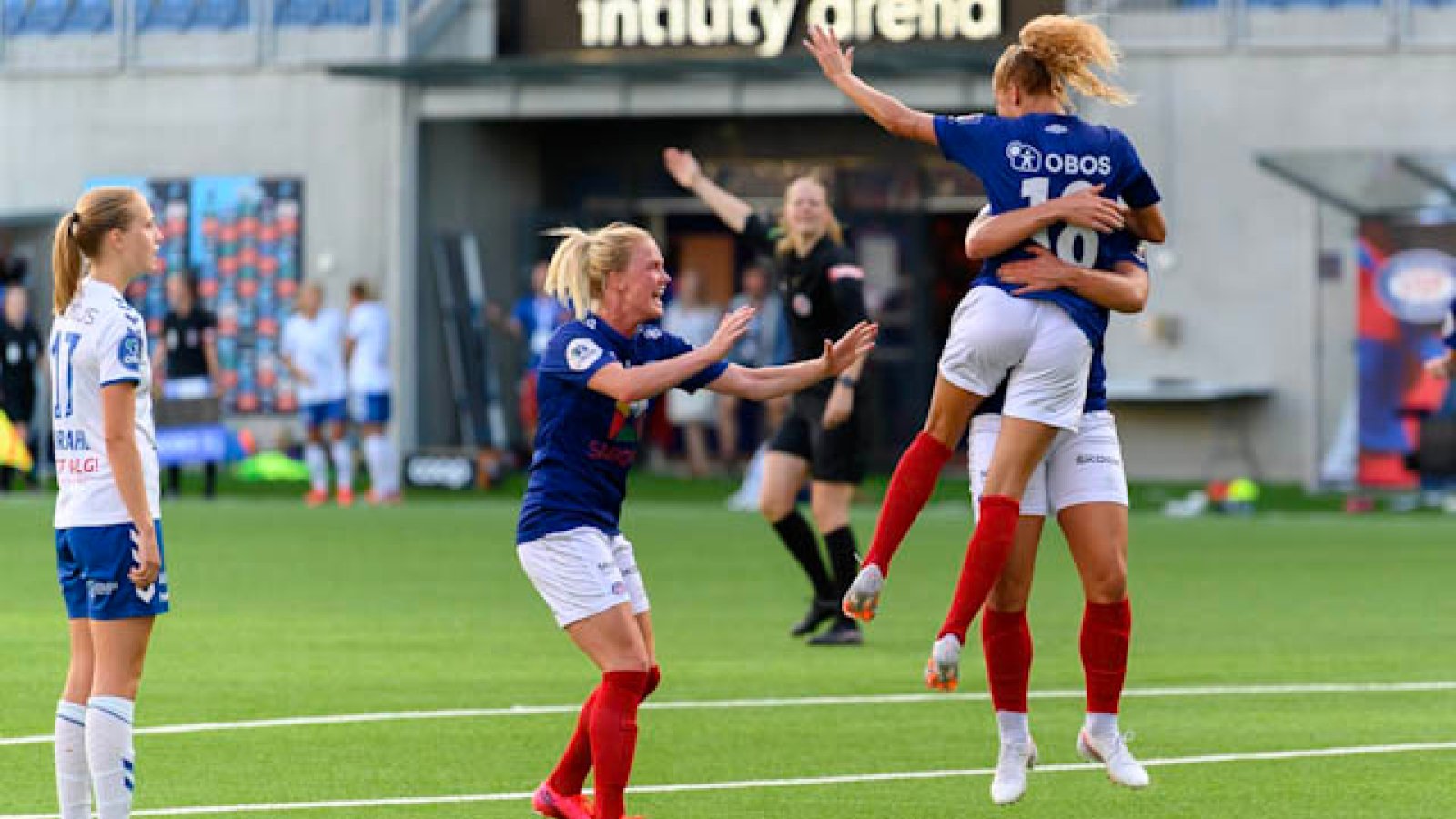 Celin Bizet Ildhusøy feirer etter 1-1 scoringen. Foto: Sportfoto / Morten M. Larød