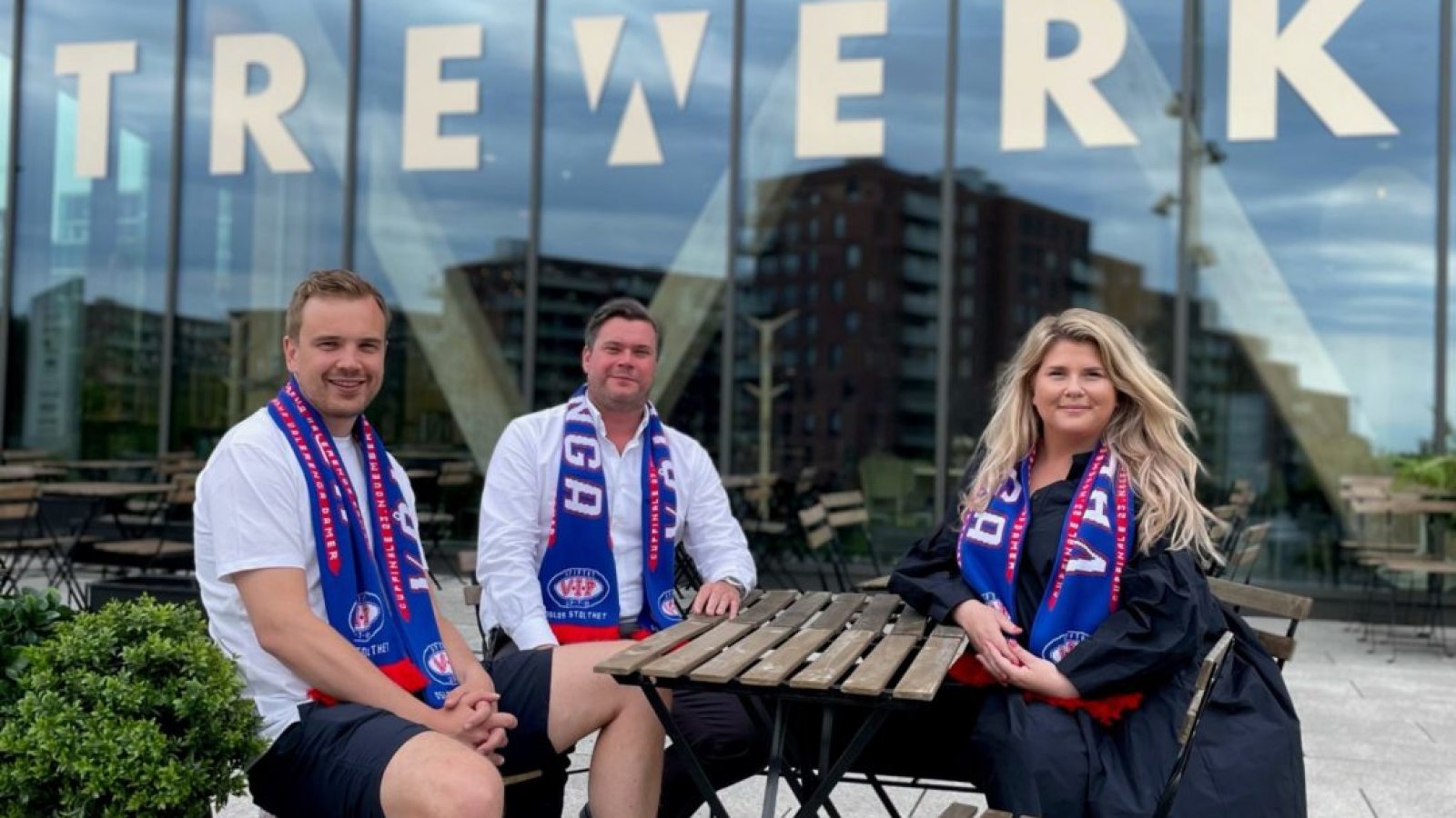 Jens A. Dalsegg, Marius Pedersen og Kajsa Hennerstedt gleder seg over samarbeidet mellom Vålerenga Fotball og 4service m/ Trewerket. Foto: 4service