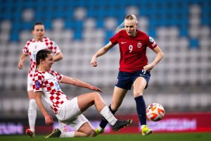 240223 Lucija Domazet of Croatia and Karina Sævik of Norway during the UEFA Women's Nations League play-off football match between Croatia and Norway on February 23, 2024 in Osijek. Photo: Maxim Thoré / BILDBYRÅN / kod MT / MT0540