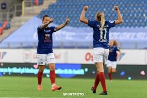 Sherida Spitse og Synne Jensen jubler etter 1-0 scoringen. Foto: Sportfoto
