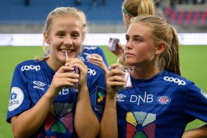 Emilie Østerås og Mia Huse feirer med en smartfish etter 4-1 over Manchester United. Foto: Morten M. Larød / Sportfoto