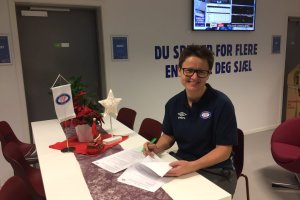 Monica Knudsen undertegner kontrakten som strekker seg ut 2020-sesongen. Foto: Vålerenga Fotball