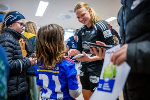 230415 Goalkeeper Jalen Tompkins of Vålerenga with fans after the Toppserien football match between Vålerenga and Avaldsnes on April 15, 2023 in Oslo. Photo: Vegard Grøtt / BILDBYRÅN / kod VG / VG0438