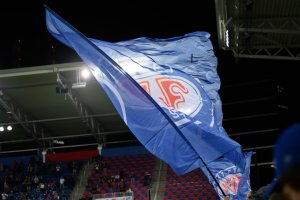 Vålerengas faner svever stolt høyt over alle andre. Foto: Morten Mitchell Larød / SPORTFOTO