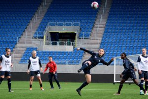 Jenna Dear forsøker et "kung-fu" spark på trening. Foto: Morten M. Larød / Sportfoto