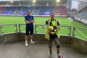 Avtalen ble sparket i gang denne uken, av energimontør-lærling Adelina Lindi og venstreback Andrine Tomter. Foto: Jørgen Thaule