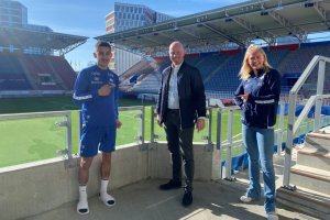 Stian Bergerud i Thon flankert av Osame Sahraoui og Rikke Madsen