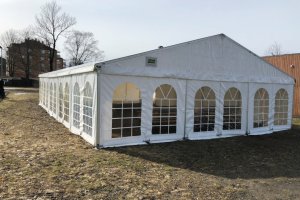 Teltet fra O.B.Wiik er nå satt opp ute på Vallefeltet. Foto: Vålerenga Fotball