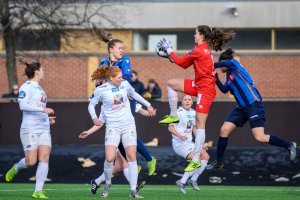 Hannah Seabert ute og rydder opp under fjorårets treningskamp på Nadderud 15. februar 2020. Foto: Morten Mitchell Larød / SPORTFOTO