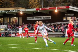 221030 Karina Sævik of Vålerenga celebrates after scoring the 1-1 goal during the Toppserien football match between Brann and Vålerenga on October 30, 2022 in Sandviken. Photo: Vegard Grøtt / BILDBYRÅN / kod VG / VG0372