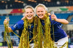 Rikke Marie Madsen, til venstre, har spilt sin siste kamp i blått. Her med Angete Nielsen. Foto: Morten Mitchell Larød / SPORTFOTO