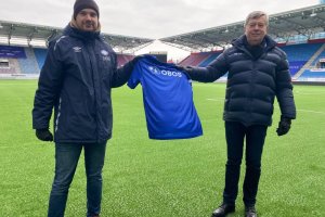 Vi skal ha OBOS i ryggen i tre nye år. Fra venstre: Jens August Dalsegg og Åge Pettersen (OBOS) Foto: VIF Media.