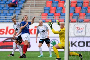 Ingibjørg Sigurdardottir setter inn 1-0 ledelsen. Foto: Morten Mitchell Larød / SPORTFOTO
