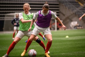 Rikke Madsen og Sherida Spitse er klare for en ny treningskamp. Foto: Morten M. Larød / SPORTFOTO