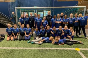 Natasha Dowie, Tina Dalgård og Maruschka Waldus besøke Lille Tøyen sin trening i Vallhall. Foto: Vålerenga Fotball