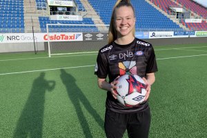 Jalen Tompkins stråler etter å ha signert for Vålerenga. Foto: Vålerenga Fotball