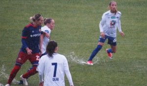 Regnet høljet ned i Tyrkia. Foto: Toppfotball Kvinner