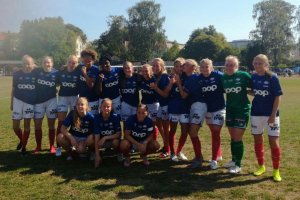 En happy og forventningsfull gjeng før starten på årets Gothia Cup. Foto: Aina Emaus Flaa.