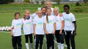 Bli med på egen jentefotballskole