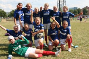 Jentene jubler etter gruppeseier