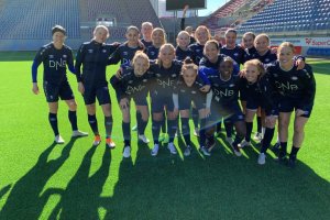 Smilende gjeng på den siste treninga før kampen. Foto: Vålerenga Fotball