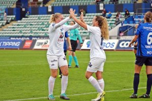 Ingrid Schjelederup jubler med Marie Markussen over scorningen. Foto: Kenneth Berger