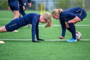 Gir alt på trening. Caroline Mitchell Larød måtte ut i en kollektiv strafferunde kommandert av Emma Iversen. Foto: Morten Mitchell Larød / SPORTFOTO