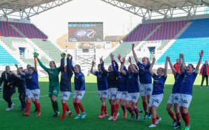 En glad gjeng takker publikum etter kampen. Foto: Morten Mitchell Larød