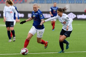 Marie Dølvik forserer en Stabæk-forsvarer. Foto: Morten M. Larød / Sportfoto
