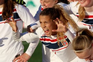 Celin Bizet Ildhusøy får med seg ei lagvenninne på J19 landslaget. Foto: Thomas Brekke Sæteren