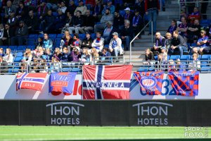 Publikum på kamp på Intility Arena i Oslo søndag 8. mai 2022. Foto: Morten Mitchell Larød / SPORTFOTO