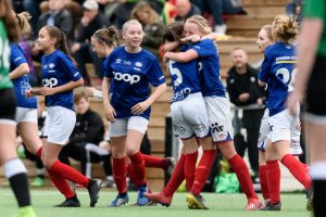 Gledesscener etter Emma Iversens utligningsmål i MN J16-kampen mellom Gjelleråsen og Vålerenga på Li kunstgress 24. april 2019 Resultatet ble 3–4. Foto: Morten M. Larød / Sportfoto