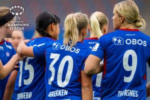 230415 Ylinn Tennebø of Vålerenga celebrates with Stine Brekken and teammates after scoring 1-0 during the Toppserien football match between Vålerenga and Avaldsnes on April 15, 2023 in Oslo. Photo: Vegard Grøtt / BILDBYRÅN / kod VG / VG0438