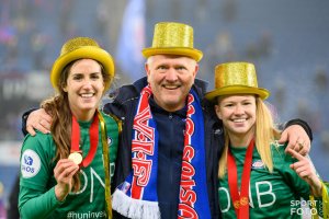 Ken Eilif Nilsen med Hannah Seabert (t.v) og Jalen Tompkins (t.h) etter at Vålerenga ble seriemestere i 2020. Foto: Sportfoto.