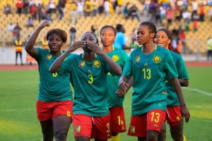 Ajara Njoya feirer målet med sine lagvenninner. Foto: Kamerun Fotball