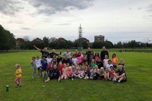Blide jenter på den siste dagen av jentefotballskolen. Foto: Celin Ildhusøy