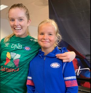 Guro Pettersen og Amalie Skaug Lygna etter kamp.