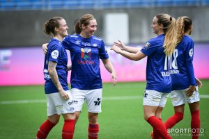 Målscorerne Isabell Herlovsen og Marte Berget gratuleres av Ingrid Schjelderup. Foto: Morten M. Larød/Sportfoto.