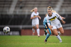 221002 AIKs Allison Aaricka Maclaren Abbe under fotbollsmatchen i Damallsvenskan mellan Djurgården och AIK den 2 oktober 2022 i Stockholm. Foto: Emma Wallskog / BILDBYRÅN / COP 320 / EW0100