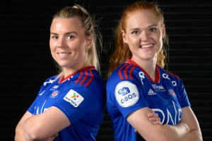 Ingibjörg Sigurðardóttir og Stine Ballisager Pedersen er to av fem Vålerenga-spillere i fotball-EM. Foto: Foto Morten Mitchell Larød / SPORTFOTO