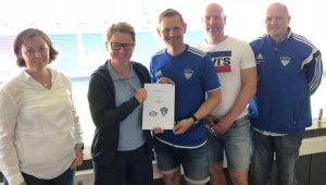 Samarbeidsavtalen mellom Harestua IL og Vålerenga Fotball er signert. Fra høyre: Kai Fredriksen og Amund Bergsli fra sportslig utvalg i Harestua IL, Svein Krakk leder i fotballgruppa i Harestua IL, utviklingsleder i Vålerenga Fotball Monica Knudsen og styreleder i Vålerenga Fotball Karin Yrvin