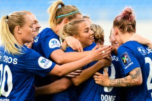 Vålerenga jentene jubler etter Natasha Dowies 3-0 scoring. Foto: Morten Mitchell Larød / Sportfoto