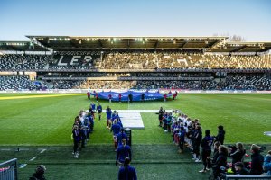 231118 Players of Rosenborg and Vålerenga ahead of the Toppserien football match between Rosenborg and Vålerenga on November 18, 2023 in Trondheim. Photo: Marius Simensen / BILDBYRÅN / Cop 238