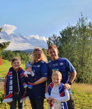 USYNLIGE SUPPORTERE II: Familien Thingvold Sveum hadde kledt seg opp for «hjemmekamp» med damelaget.