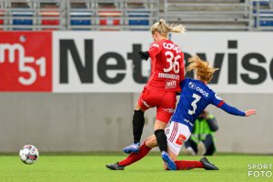 Stine Ballisager Pedersen i duell med en Brann-spiller i mars Foto: Morten Mitchell Larød / SPORTFOTO