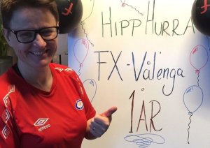 Monica Knudsen gratulerer vår nyeste samarbeidspartner med 1 årsdagen. Foto: Vålerenga Fotball